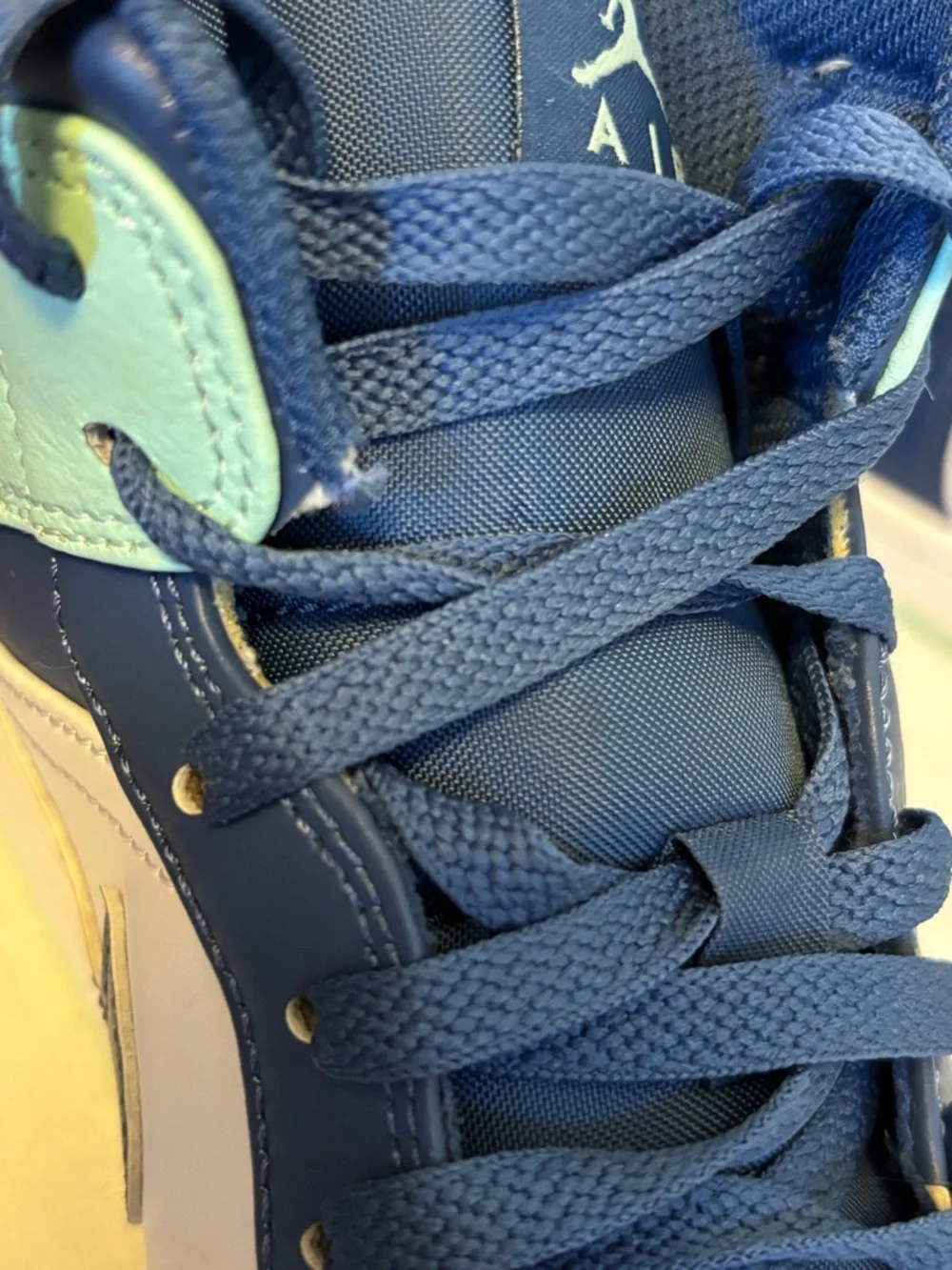 Air Jordan 1 Mid Mystic Navy Mint Foam White 554724-413 Men’s Sz 9
